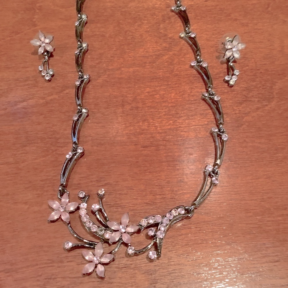 Necklace/earrings.Pink crystal stone on  gunmetal background necklace suite.